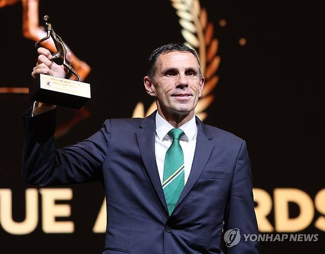 K리그1 감독상 수상한 거스 포옛 (서울=연합뉴스) 류영석 기자 = 1일 서울 서대문구 스위스그랜드호텔에서 열린 K리그 2025 대상 시상식에서 K리그1 감독상을 수상한 전북현대 모터스 거스 포옛 감독이 기념촬영을 하고 있다. 2025.12.1 ondol@yna.co.kr