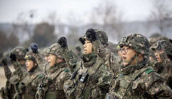 육군 장병들이 포탄사격 훈련을 하는 모습, 사진=연합뉴스(기사와 관련없음)