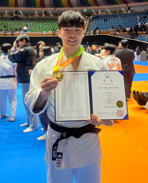 2일 제주한라체육관에서 열린 2025 제주컵전국유도대회 남일반부 66㎏급서 우승한 이성민(남양주시청)이 기념사진을 찍고 있다. 사진=남양주시청