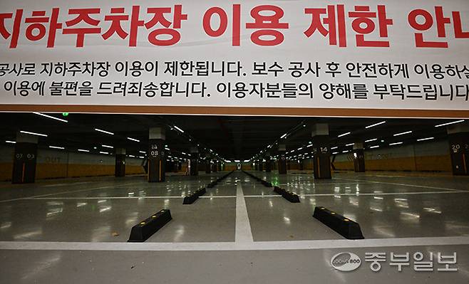 수원시 망포복합체육센터가 지난 5월 개장 후 현재까지 지하주차장 시설 이관이 늦어지며 극심한 주차난에 시달리는 가운데 2일 오후 수원시 영통구 망포복합체육센터 지하주차장이 텅 빈 모습을 보이고 있다. 김경민기자