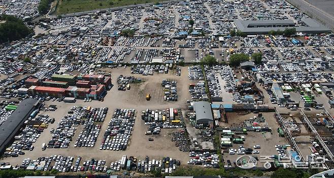 인천 연수구 옥련동 옛 송도유원지 인근 주차장과 인근 부지에 수출 중고차 수천 대가 수출 선적을 기다리고 있다.정선식기자