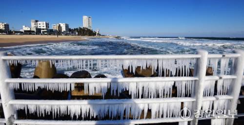 ◇강릉시 강문해변 방파제 난간에 바닷물이 얼어붙어 고드름이 생겨나 추위를 실감케 한다.사진=권태명기자