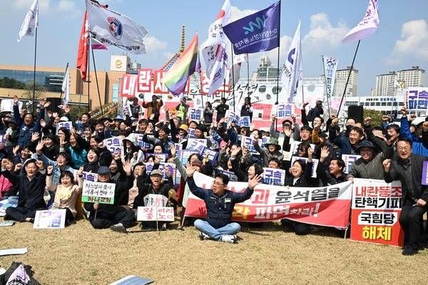 올해 4월 4일 헌법재판소 윤석열 파면 선고 직후 창원광장에 모인 시민들이 기쁨을 만끽하고 있다. /경남도민일보 DB