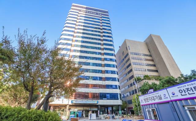 해수부 부산 임시청사 예정지인 부산 동구 수정동 IM빌딩에서 관계자들이 리모델링 작업을 위해 자재를 옮기고 있다. 김종진 기자 kjj1761@