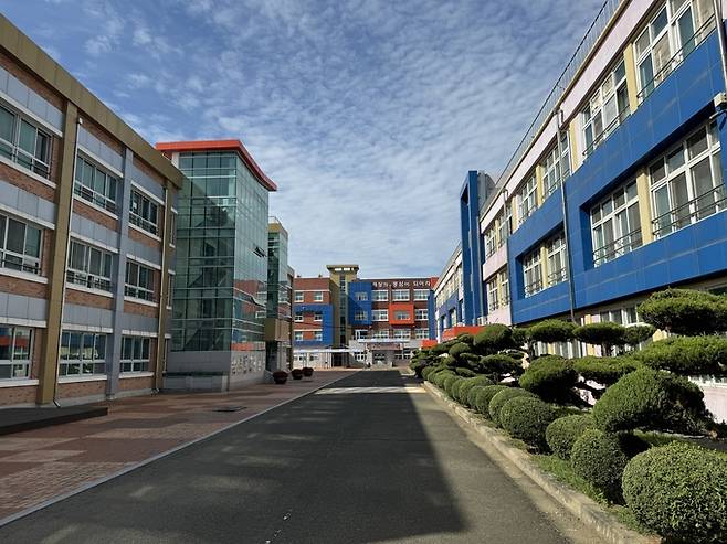 ▲ 영천고등학교 전경