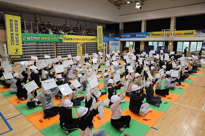 ▲ 2025안전골든벨 대구광역시 어린이퀴즈쇼 왕중왕전이 2일 오후 대구 남구 대구보명학교 다누리홀에서 열린 가운데 학생들이 퀴즈를 풀고 있다.김영환 기자yhk@kyongbuk.com