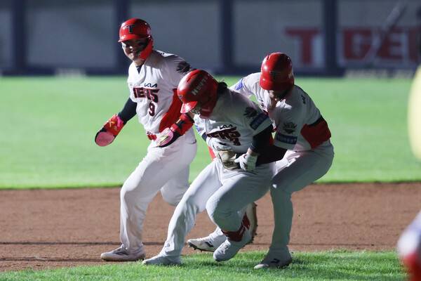 끝내기 안타를 친 김선빈을 격하게 축하하는 KIA 선수단. (사진=KIA 타이거즈)