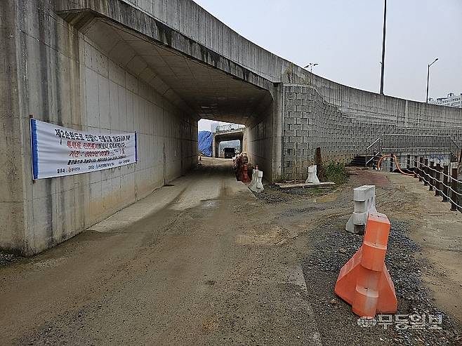 지난해 12월 준공된 광주 남구 진월동 수변공원이 한전 송전탑 공사로 인해 마무리 작업을 하지 못한채 1년 가까이 방치된 가운데, 산책로 예정지 일부가 한전 공사 차량 통행로로 사용되고 있다. 강주비 기자