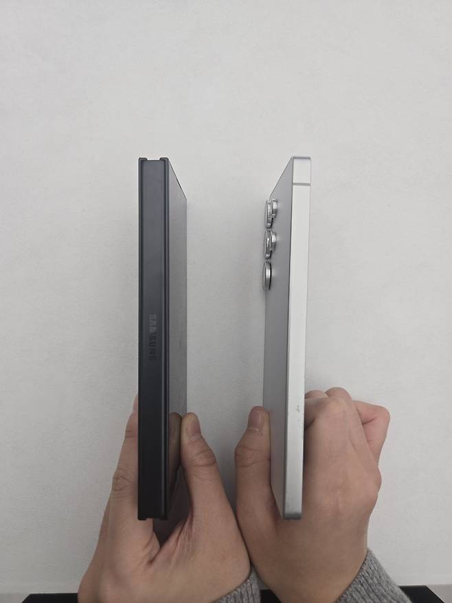 트라이폴드를 접은 상태(왼쪽)와 S25 울트라. 예상보다 두께 격차가 작다./사진=강민경 기자