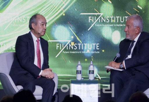 손정의(왼쪽) 일본 소프트뱅크그룹 회장이 1일 도쿄에서 열린 FII(국제금융회의 퓨처인베스트먼트 이니셔티브) 프라이어리티 아시아 포럼에 참석해 대담하고 있다.(사진=FII 홈페이지 캡쳐)