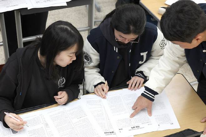 2026학년도 대학수학능력시험(수능) 다음날인 지난달 14일 대구 수성구 정화여자고등학교 3학년 교실에서 수험생들이 가채점하고 있다. (사진=연합뉴스)