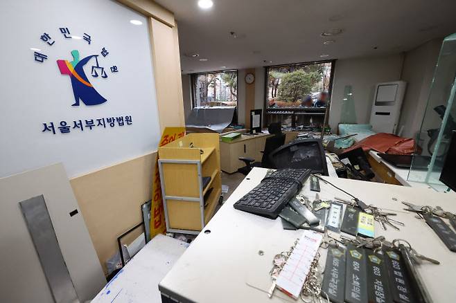 지난 1월 19일 오후 서울 마포구 서울서부지방법원의 시설들이 윤석열 대통령 지지자들의 난입으로 파손돼 있다. (사진=뉴시스)