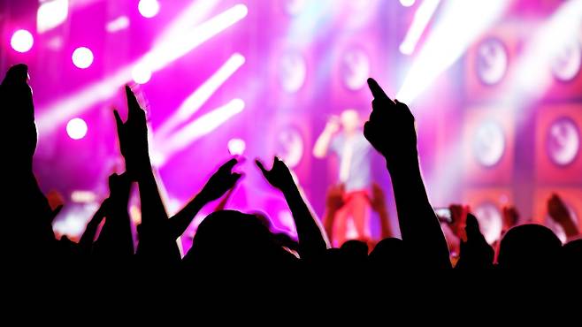 장기간 높은 음량 노출 후에는 이명을 경험할 수 있다｜출처: 클립아트코리아