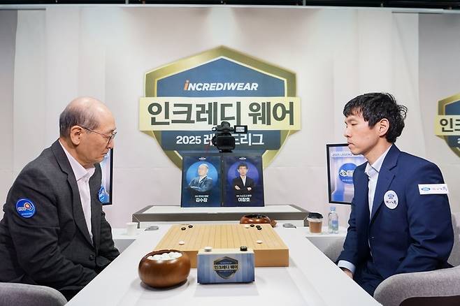 수소도시 완주의 주장 이창호 9단(오른쪽)과 GOGO 양양의 3장 김수장 9단이 승부를 겨루고 있다.(사진 한국기원 제공)