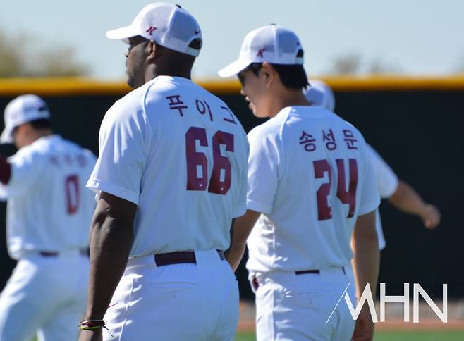 (송성문(오른쪽)이 올 스프링캠프에서 팀 동료 푸이그와 함께 훈련을 하고 있다)