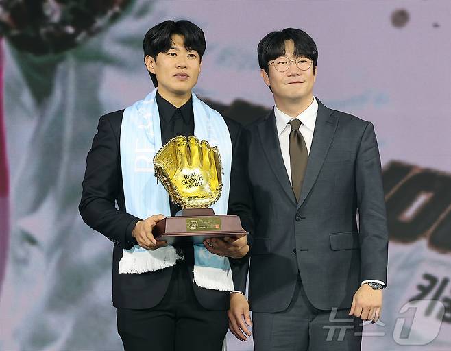 키움 히어로즈 송성문이 1일 서울 광진구 그랜드 워커힐 호텔에서 열린 한국프로야구선수협회 '2025 컴투스프로야구 리얼글러브 어워드'에서 올해의 선수 상을 수상한 후 양현종 한국프로야구선수협회 회장과 기념 촬영을 하고 있다. 리얼글러브 어워드는 KBO리그 포지션별 최고의 '수비수'를 선정하는 시상식으로 선수들이 직접 투표해 수상자를 가린다. 2025.12.1/뉴스1 ⓒ News1 김진환 기자