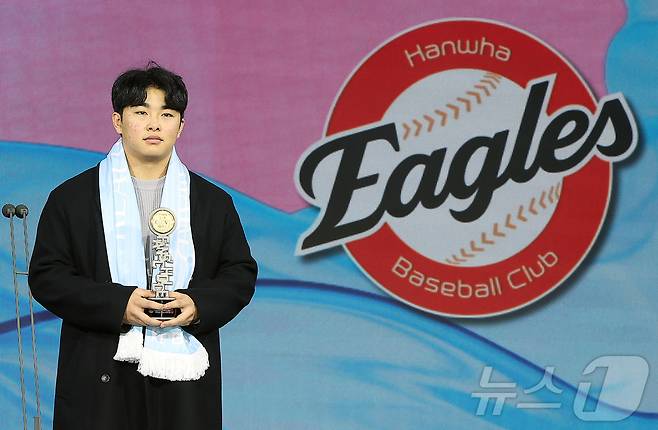 한화 이글스 문현빈이 1일 서울 광진구 그랜드 워커힐 호텔에서 열린 한국프로야구선수협회 '2025 컴투스프로야구 리얼글러브 어워드'에서 팬스초이스에 선정된 뒤 기념 촬영을 하고 있다. 리얼글러브 어워드는 KBO리그 포지션별 최고의 '수비수'를 선정하는 시상식으로 선수들이 직접 투표해 수상자를 가린다. 2025.12.1/뉴스1 ⓒ News1 김진환 기자