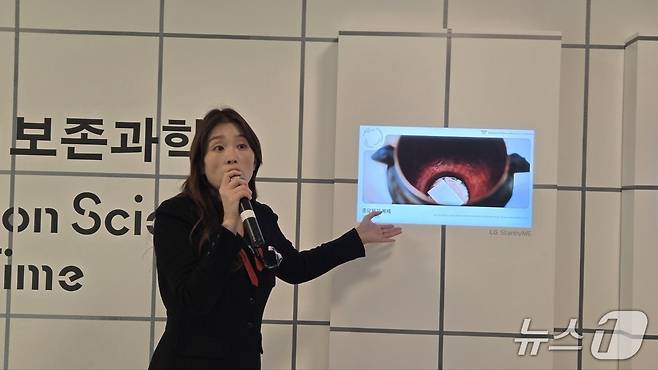 특별전 설명 중인 이현주 연구관. 2025.12.2/뉴스1 ⓒ News1 정수영 기자