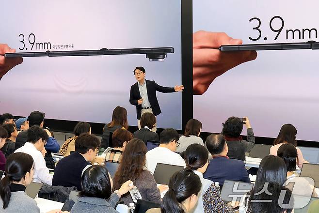 강민석 삼성전자 MX사업부 부사장이 2일 서울 서초구 삼성 강남에서 열린 '삼성전자 갤럭시Z 트라이폴드 출시 미디어데이'에서 갤럭시Z 트라이폴드 제품 브리핑을 하고 있다. 2025.12.2/뉴스1 ⓒ News1 이호윤 기자