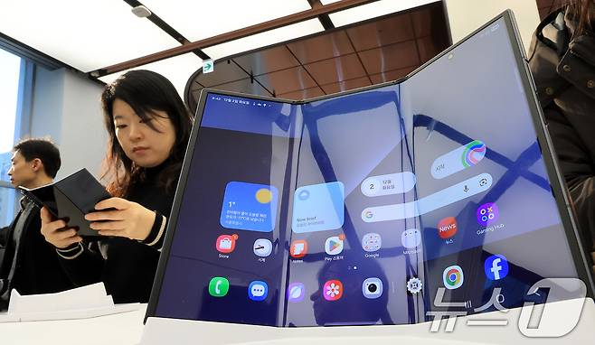 2일 서울 서초구 삼성 강남에서 열린 '삼성전자 갤럭시Z 트라이폴드 출시 미디어데이'에서 취재진들이 갤럭시Z트라이폴드를 체험하고 있다 2025.12.2/뉴스1 ⓒ News1 이호윤 기자