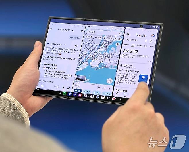 갤럭시Z트라이폴드에서 3개 앱을 동시에 사용하는 모습 (삼성전자 제공)/뉴스1