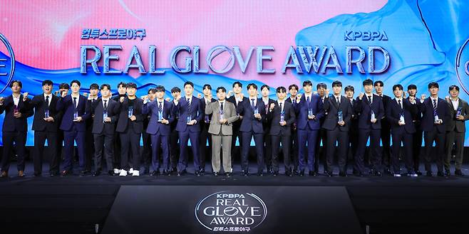 서울 광진구 그랜드워커힐 호텔에서 열린 한국프로야구선수협회 시상식인 2025컴투스프로야구 리얼글러브어워드에서 올해의선수상 등 각 부문을 수상한 선수들이 기념사진을 촬영하고 있다. 사진 | 연합뉴스