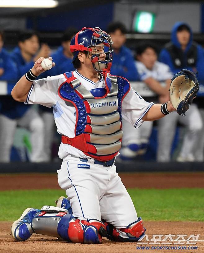 13일 대구 라이온즈파크에서 열린 삼성과 SSG의 준PO 3차전. 삼성 강민호가 수비를 하고 있다. 대구=박재만 기자 pjm@sportschosun.com/2025.10.13/