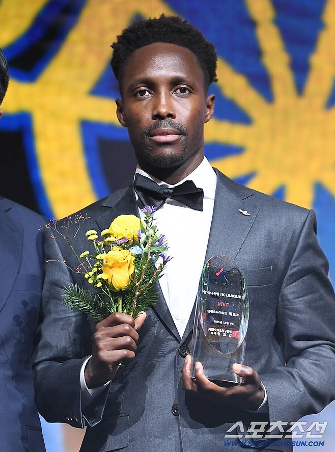 하나은행 K리그 2025대상 시상식이 1일 오후 서울 서대문구 스위스 그랜드호텔에서 열렸다. K리그2 MVP에 뽑힌 인천 제르소가 트로피를 들고 있다.  정재근 기자 cjg@sportschosun.com/2025.12.1/