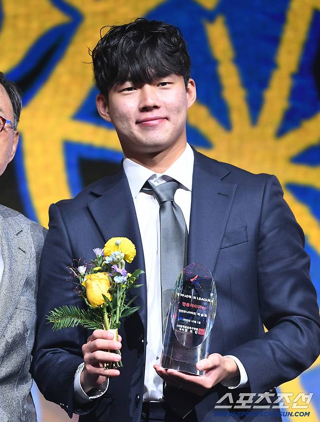 하나은행 K리그 2025대상 시상식이 1일 오후 서울 서대문구 스위스 그랜드호텔에서 열렸다. K리그2 영플레이어상을 수상한 인천 박승호가 트로피를 들고 있다.  정재근 기자 cjg@sportschosun.com/2025.12.1/