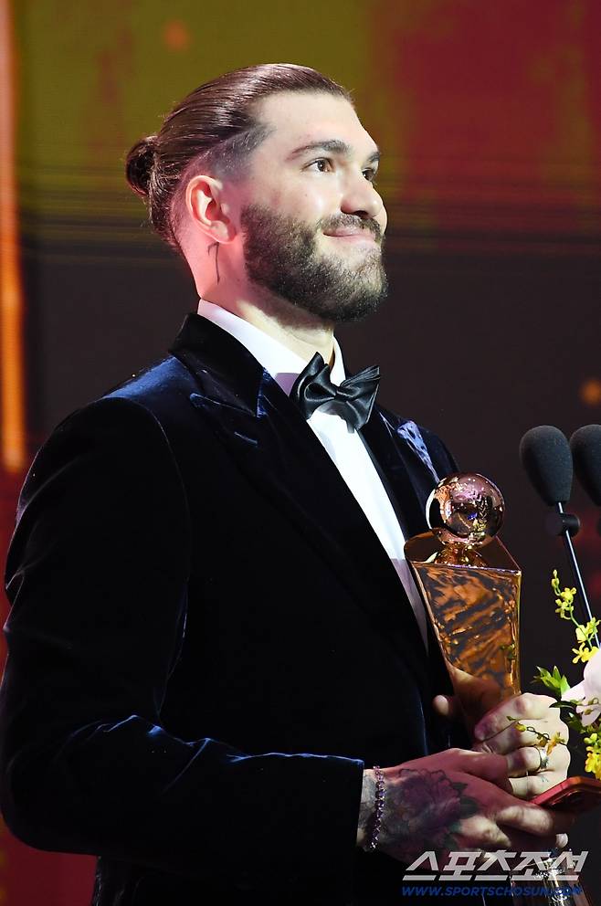 2025 KBO 시상식이 24일 서울 송파구 롯데호텔월드에서 열렸다. KBO MVP 한화 폰세가 수상 소감을 말하고 있다. 박재만 기자 pjm@sportschosun.com/2025.11.24/