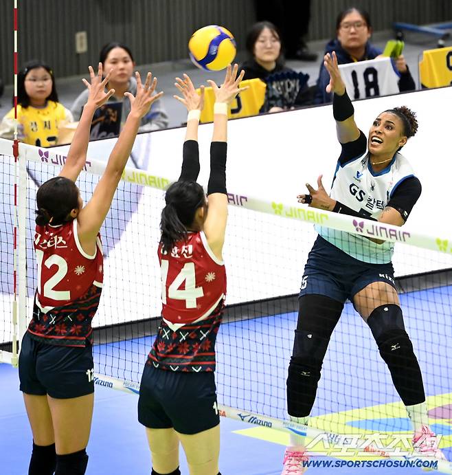 2일 수원체육관에서 열린 V리그 여자부 현대건설과 GS칼텍스의 경기. GS칼텍스 실바가 공격을 시도하고 있다. 수원=허상욱 기자wook@sportschosun.com/2025.12.02/