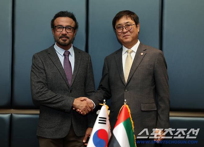 최휘영 문화체육관광부 장관이 2일 부산 해운대구 파라다이스호텔에서 가님 알하지리 아랍에미리트 스포츠부 차관과 면담을 마치고 기념촬영을 하고 있다.사진제공=문화체육관광부