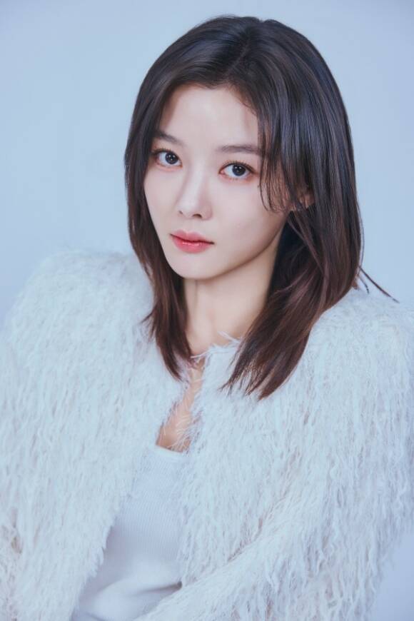 어느덧 데뷔 22년 차가 된 김유정이 오히려 '친애하는 X' 후 부담감이 생겼다며 그럼에도 앞으로도 꾸준히 한 걸음 한 걸음 천천히 나아가겠다고 각오를 밝혔다. /티빙