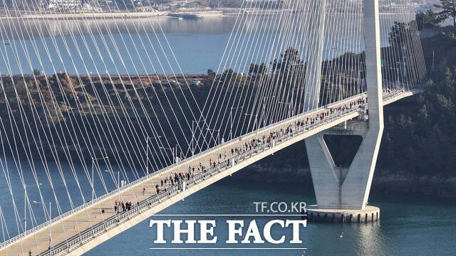 여수일레븐브리지마라톤 참가자들이 11월 29일 국내 최초 관광도로로 지정된 백리섬섬길 해상교량 구간을 힘차게 달리고 있다. /여수시