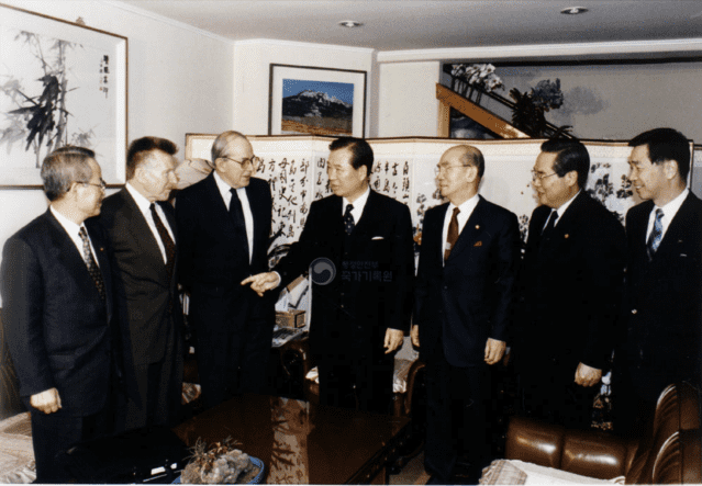 1998년 김대중 당시 대통령 당선인이 미셸 캉드시 IMF 총재 등을 접견하고 있다. (사진=국가기록원)