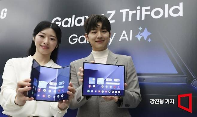 2일 서울 서초구 삼성 강남에서 삼성전자 폴더블폰 '갤럭시Z 트라이폴드'가 공개되고 있다. 2025.12.2 강진형 기자