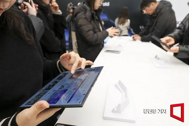 2일 서울 서초구 삼성 강남에서 열린 삼성전자 폴더블폰 '갤럭시Z 트라이폴드 공개 미디어 브리핑'에서 취재진이 제품을 체험하고 있다. 2025.12.2 강진형 기자