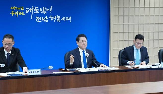 김영록 전라남도지사가 2일 도청 서재필실에서 실국장 정책회의를 주재하고 도정 현안에 대해 논의하고 있다. 전남도 제공