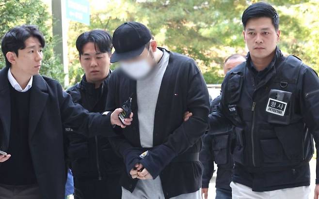 인천 아파트 지하 주차장에서 유명 유튜버를 납치하고 살해하려 한 남성 2명이 지난 10월29일 인천 미추홀구 인천지방법원에서 열린 구속 전 피의자 심문(영장실질심사)에 출석하고 있다. 연합뉴스