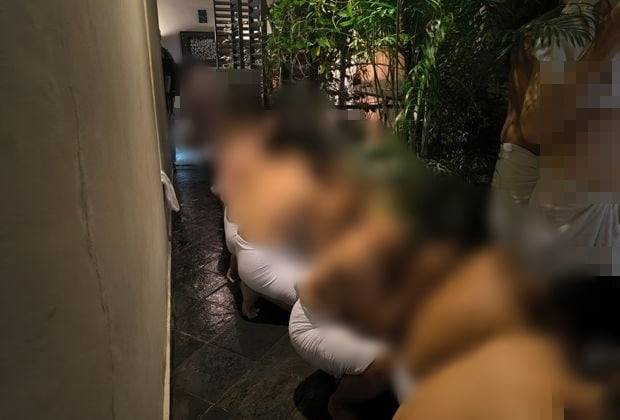 말레이시아 쿠알라룸푸르 초우킷의 한 건강센터에서 성매매 혐의로 체포된 남성들./더스타 캡처