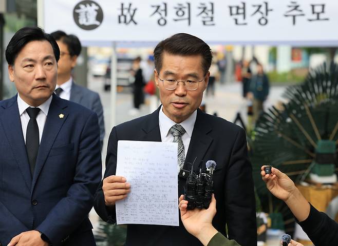 10월 14일 서울 종로구 KT광화문 빌딩 웨스트 앞에서 김건희 여사 일가 양평 공흥지구 개발 특혜 의혹 관련 조사를 받은 뒤 숨진채 발견된 양평군 공무원 A 씨의 변호를 맡은 박경호 변호사가 기자회견에서 A 씨가 남긴 메모를 공개하고 있다. /장경식 기자