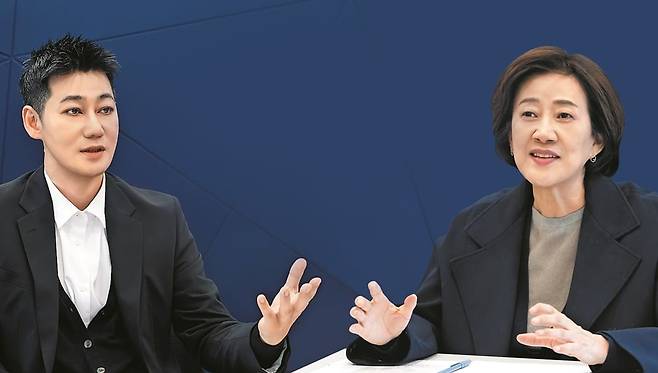 한국암웨이와 로그미가 오랜 공동 연구를 거쳐 개발한 AI 기반 개인 맞춤 건강 수명 플랫폼 '마이웰니스 랩'이 내년 1월 출시된다. 사진은 한국암웨이 연구개발(R&D) 총괄을 담당하는 조해 상무(왼쪽)와 이화여대 명예교수이자 로그미 창업자인 권오란 대표(오른쪽)의 모습. /한국암웨이 제공