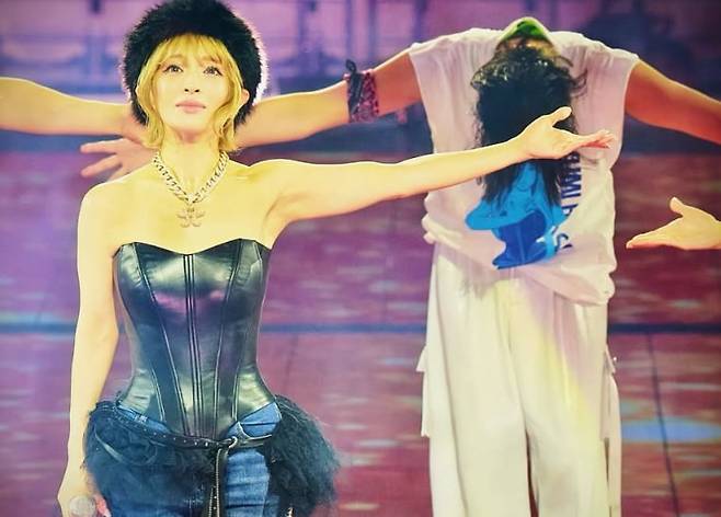 공연이 취소됐는데도 불구하고 무대에 오른 일본 가수 하마사키 아유미. /인스타그램