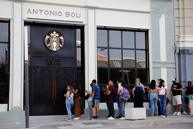 엘살바도르 산살바도르의 라틴 아메리카 및 카리브해 지역 1호 스타벅스 플래그십 커피 스토어에 사람들이 줄을 서고 있다. /연합뉴스