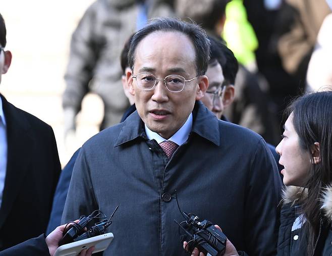 추경호 국민의힘 의원이 2일 서울 서초구 서울중앙지방법원에서 열린 구속 전 피의자 심문(영장실질심사)에 출석하며 입장을 밝히고 있다. /뉴스1