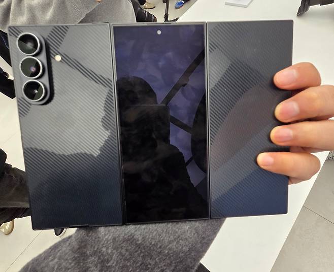 갤럭시Z 트라이폴드를 펼친 후면 모습./심민관 기자
