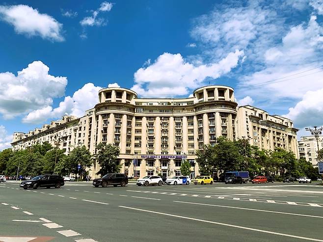 피아타 유니리 광장 주변 거리 풍경