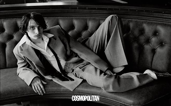 재킷, 셔츠, 팬츠, 타이 모두 Saint Laurent by Anthony Vaccarello. 슈즈 Marsèll.