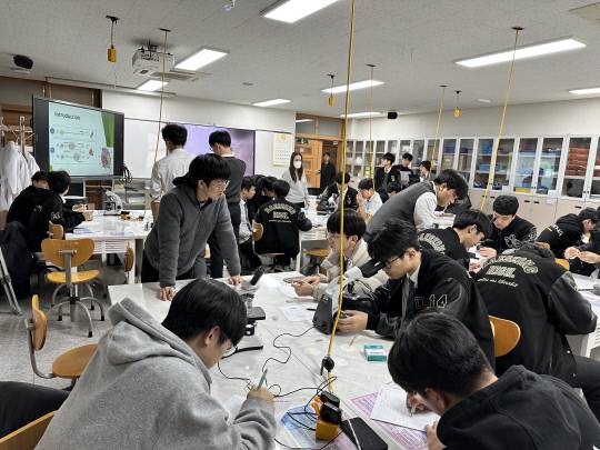 대전대성고 학생들이 생명과학 실험 수업에서 현미경 관찰과 분석 활동을 진행하고 있다. 실험 설계·측정·해석 과정을 직접 수행하며 개념을 실제로 확장하는 탐구 활동이 이뤄졌다. 대전교육청 제공