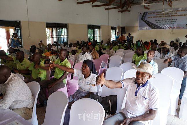 지난 11월 22일(현지시간) 도호 컨퍼런스홀에서 열린 우간다 벼 보급종 생산 농민지도자 워크숍에서 참석자들이 '도호 라이스 넘버원'을 외치고 있다. ⓒ데일리안 배군득 기자